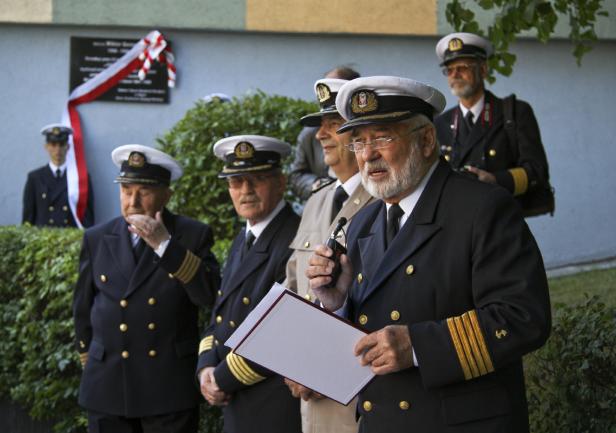 kpt.ż.w. Marek Marzec, obok prof. Piotr Jędrzejowicz, kpt.ż.w. Andrzej Królikowski i kpt.ż.w. Roman Watras