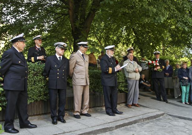 kpt.ż.w. Marek Marzec, obok prof. Piotr Jędrzejowicz, kpt.ż.w. Andrzej Królikowski i kpt.ż.w. Roman Watras