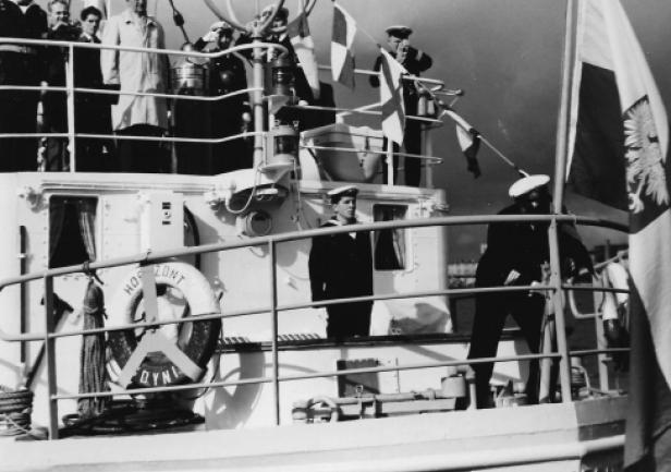 29.09.1963 r. - Podniesienie bandery na \"Horyzoncie\" w obecności ministra żeglugi Stanisława Darskiego (w jasnym płaszczu)