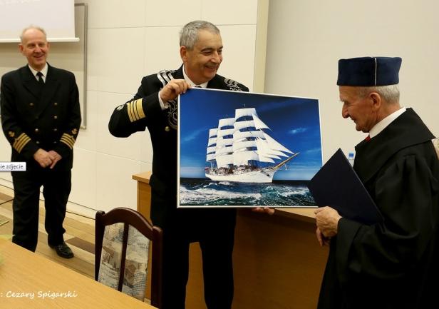 Rektor AMG, profesor Piotr Jędrzejowicz i pamiątkowy \"Dar Młodzieży\" dla profesora Daniela Dudy