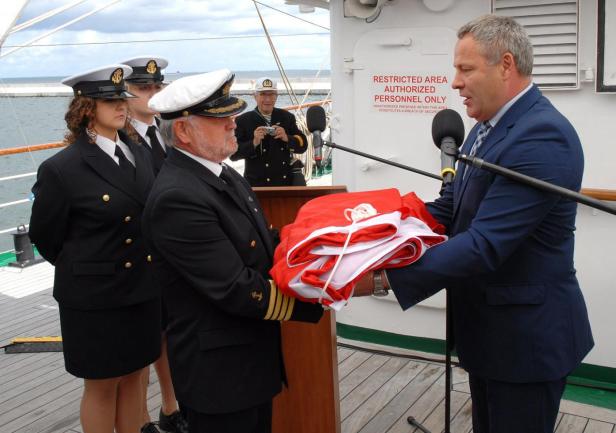 Prezydent Bydgoszczy Rafał Bruski przekazuje banderę kpt.ż.w. Ireneuszowi Lewandowskiemu