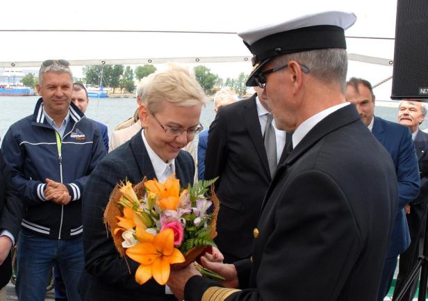 Kwiaty od Rektora dla minister Moskwy....