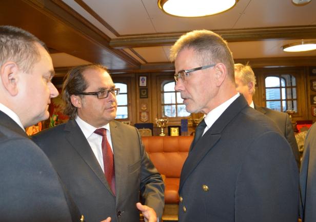 JM Rektor prof. Janusz Zarębski podejmuje gości w salonie \"Daru Młodzieży\" - ministra Marka Gróbarczyka i Rektora AM ze Szczecina prof. Wojciecha Ślączkę...