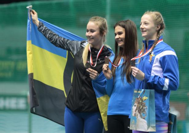 Agnieszka Kaszuba na podium podczas Halowych Mistrzostw Polski w Toruniu