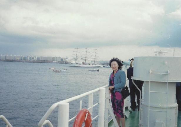 Kazuko Adachi z \"Darem\" w tle