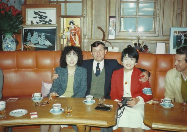 Komendant Tadeusz Olechnowicz z Kazuko Adachi i tłumaczką języka angielskiego