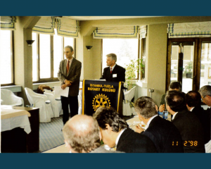 11.12.1998_Rotary Club_Prof. Piotr Przybyłowski przedstawia Uczelnię w okresie przygotowawczym powstania IAMU_Tuzla koło Stambułu