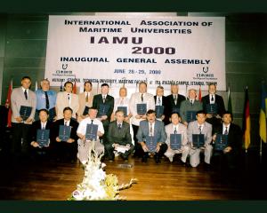 26-29.06.2000_Stambuł, Turcja_Przedstawiciele uczelni członkowskich IAMU na inauguracyjnym posiedzeniu Inaugural General Assembly_Uczestnicy trzymają dokumenty potwierdzające członkostwo wIAMU