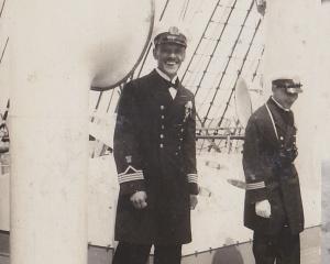 Komendant kpt. Konstanty Maciejewicz i I oficer Tadeusz Meissner, 1930 rok.