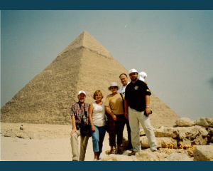 2003_AGA-4_Egipt_od lewej Rektor AMG prof. Józef Lisowski z żoną, prof. Bogumił Łączyński z żoną oraz prof. Adam Weintrit