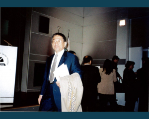 2004_Hishashi Yamamoto podczas uroczystości nadania mu tytułu Doktora Honoris Causa, Stambuł, Turcja