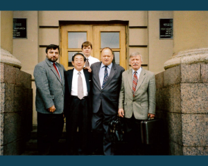 2005_od prawej prof. Władimir Łoginowski, prof. Bogumił Łączyński, Hishashi Yamamoto, prof. Adam Weintrit przed wejściem do uczelni w Leningradzie