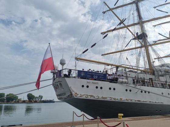 Podniesienie bandery na "Darze Młodzieży" dla uczczenia 40-lecia w służbie morzu białej fregaty