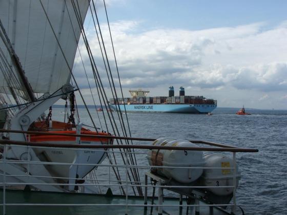 "Maersk Mc-Kinney Moller" z pokładu "Daru Młodzieży"