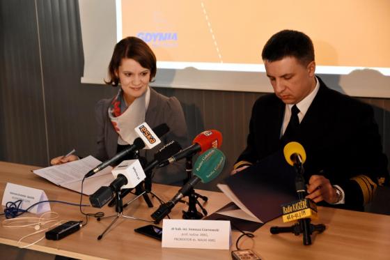 Podpisanie porozumienia między Gdynią i Akademią Morską podczas poniedziałkowej konferencji prasowej, fot. Jan Ziarnicki