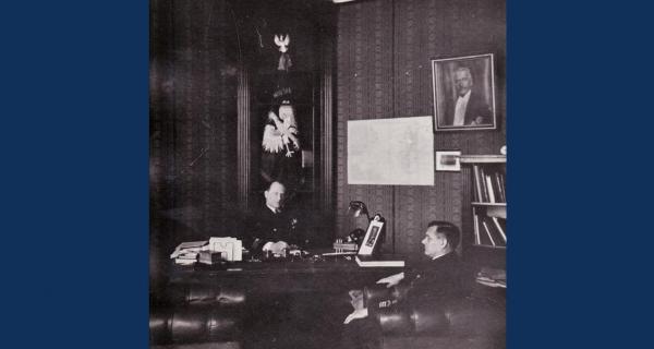 Dyrektor PSM w Gdyni kmdr Władysław Kosianowski (z lewej) w gabinecie z inspektorem Szkoły kpt. ż.w. Stanisławem Koską