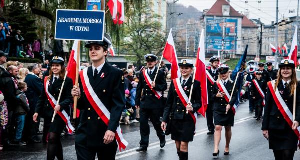 Studenci Akademii Morskiej w Gdyni podczas Parady Niepodległości, fot. Kamil Dopke